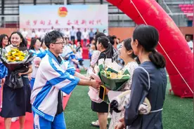 半月谈丨缺编空编并存，慎言“教师过剩”图片