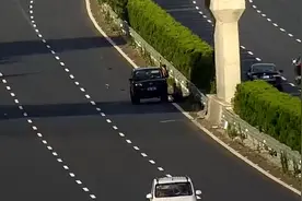 危险！司机在高速第一车道换起了轮胎图片