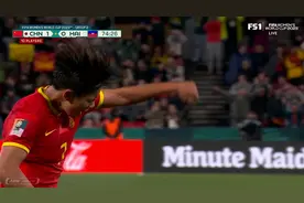 激情挥拳+滑跪！王霜轻巧点射，进球后激情释放庆祝！图片