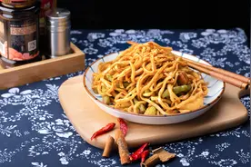 周末美食DIY丨热天做饭图省事儿，豆角焖面必须有图片