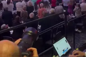 特朗普登台时音乐响起：“一个人最终可能入狱；一个人或将成总统……”图片