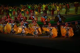 天府融媒看大运丨川剧变脸惊艳成都大运会开幕式！他20秒变出12张脸，最后一张原型是“花花”图片