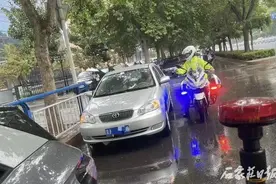 ​暴雨红色预警！石家庄交警提醒：尽量减少出行，远离低洼、漫水路段图片
