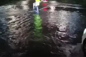 大雨来袭 昼夜奋战 石家庄交警闻汛而动护民安图片