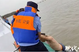 长江夹江内玩桨板被困，幸好被警察及时发现图片