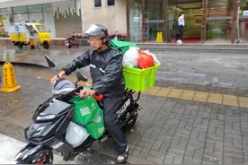 雨天线上平台订单增加30% 极端暴雨期间为保障骑手安全将暂停配送图片