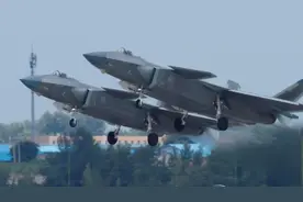 屏住呼吸！8K慢镜头看歼20震撼飞行图片