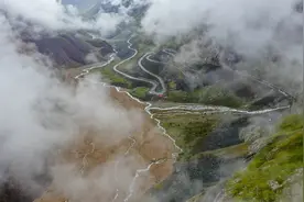 凌晨突发！新疆“网红公路”独库公路发生泥石流，紧急抢险后恢复通行图片