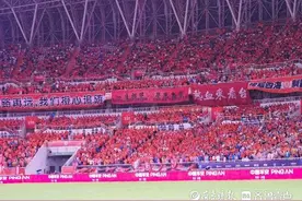 中超联赛泰山队大胜国安队，现场四万五千多球迷数量创近期新高图片
