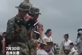 航展上兵哥哥扛小女孩帮找家长 满满的安全感图片
