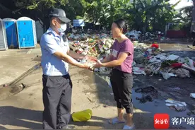 孩子误将8万元现金当垃圾丢弃 三亚两名辅警从8吨垃圾中翻找寻回图片