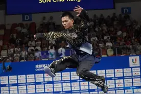 孙家闳斩获中国台北代表团大运会首金，比赛背景音乐是《我爱你，中国》，网友怒赞图片