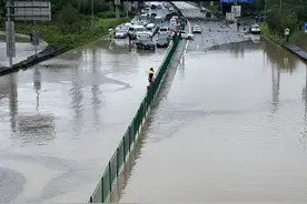 直击门头沟永定河泄洪现场：大水淹没岸边步道，城区有车辆抛锚图片