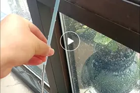 台风天窗台积水，福建一男子巧用物理知识排水图片