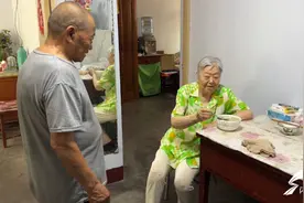 大爱与大德同行｜守望相助邻里情 德州八旬老人暖心照顾患病邻居图片