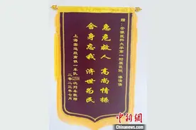 安徽一护士高铁站台跪地救人 列车“暖心”等候图片