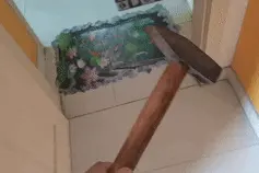 孩子下楼玩手指却断了……这个东西玩不得图片