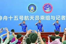 “时刻准备着再次为国出征”——神十五航天员乘组返回后首次公开亮相图片