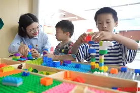 点赞！政务大厅里的“临时妈妈”为办事群众“解难”图片