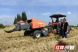 南县麻河口镇：由“堵”到“疏”，秸秆打捆机田间显身手图片