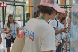 买买买！成都大运会外籍运动员在成都熊猫基地“扫货”视频封面