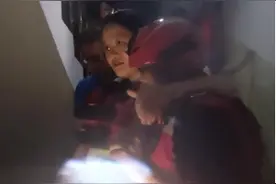 河北涿州永乐村积水严重，一孕妇被消防员抱起从1.5米深积水区转移图片