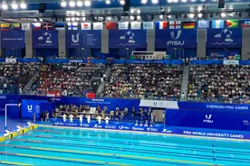 张雨霏领衔，女子4×100米自由泳接力中国队破纪录夺金，现场观众激动流泪图片