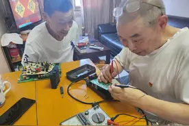 小区里的家电维修“专家”图片