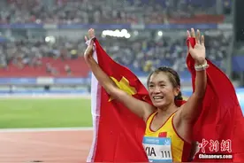 女子10000米决赛：中国队选手夏雨雨夺冠图片