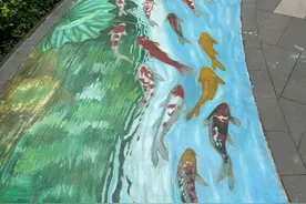 武汉这个小区有条3D景观路，是物业班长亲手画的图片