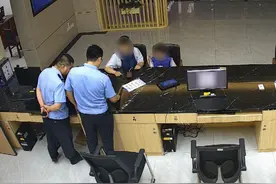 妈妈带7岁女儿深夜报案！背后原因值得所有人警醒图片