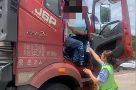 男子因缺钱骑车上高速去探望病妻，交警批评后找货车将他送达图片