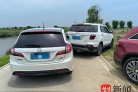 停在草丛中的SUV突然倒车，撞上正常行驶车辆担全责图片