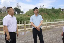 郑明明督导划地村民安置区建设工作图片