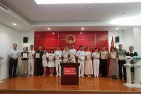 集体颁证！崂山区为现役军人开设结婚登记绿色通道图片