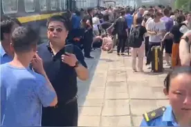 K1178次列车受困旅客互助：卧铺车厢的人让出铺位，大家轮流休息图片