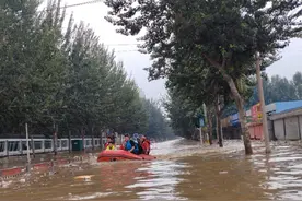 涿州街头的摆渡人：救援队员驾船街道上穿梭，铲车司机“跨界”送人图片