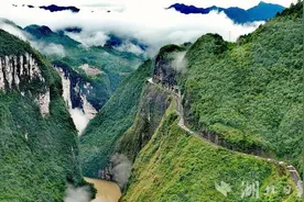 鹤峰夏日好风光：风马云车绝壁公路图片