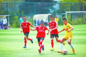 在黄河源头放飞足球梦想图片