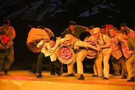 战斗在英雄的旗帜下图片