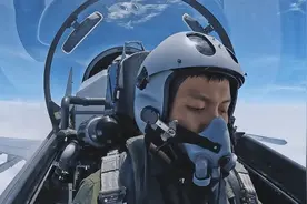 空军战机飞越台湾中央山脉，飞行员借用余光中《乡愁》唱起“我的战鹰绕着宝岛飞”图片