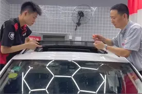 水箱破裂、天窗漏水，途虎技师高温下为车主排忧艰难图片