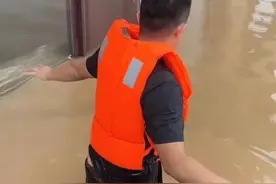 河北沧州5男子自带橡皮艇到涿州救援：20多小时转移300余人，求救者也自费买艇救援图片