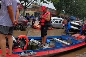 直击河北涿州救援现场：白洋淀游船变救援船，大爷们一上午转移百余人图片