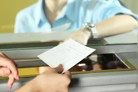 出行旺季居民遇到“换钞难”，外币现钞吃紧需提前预约图片