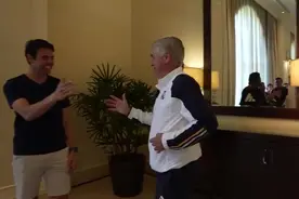 还是那么帅👀卡卡探班皇马美国行，安帅皇马球员纷纷上前握手图片