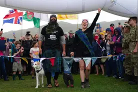 莹观天下|历时6年徒步英国海岸线，他一个人出发，携家带口归来图片