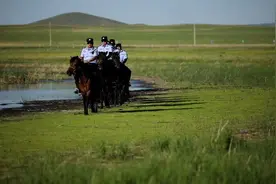 中蒙边境线上的“马背警队”：在马背上追捕逃犯，从羊圈警务室坚守到集装箱宿舍图片
