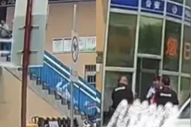 长沙一女子楼梯上将护士推倒滚落，院宣传部：非医患纠纷，护士正在接受治疗视频封面