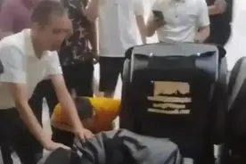 事发火车站，女子长发被卷进按摩椅！网友热议，是否该取消？图片